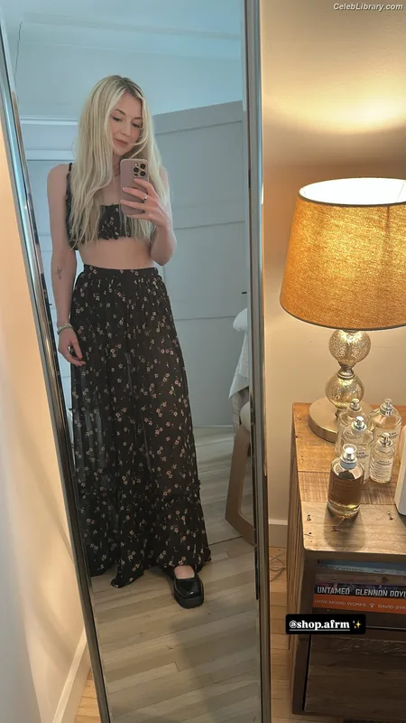 Emily Kinney photo 17 of 191
