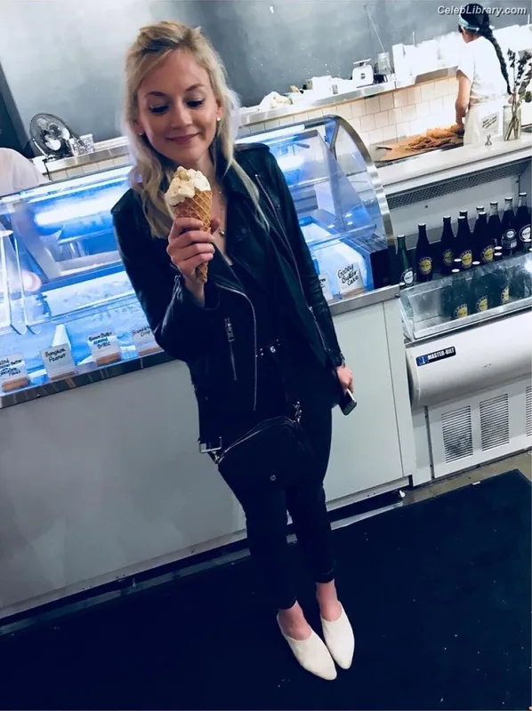 Emily Kinney photo 2 of 191