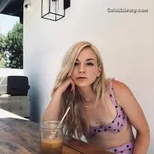 Emily Kinney photo 3 of 191