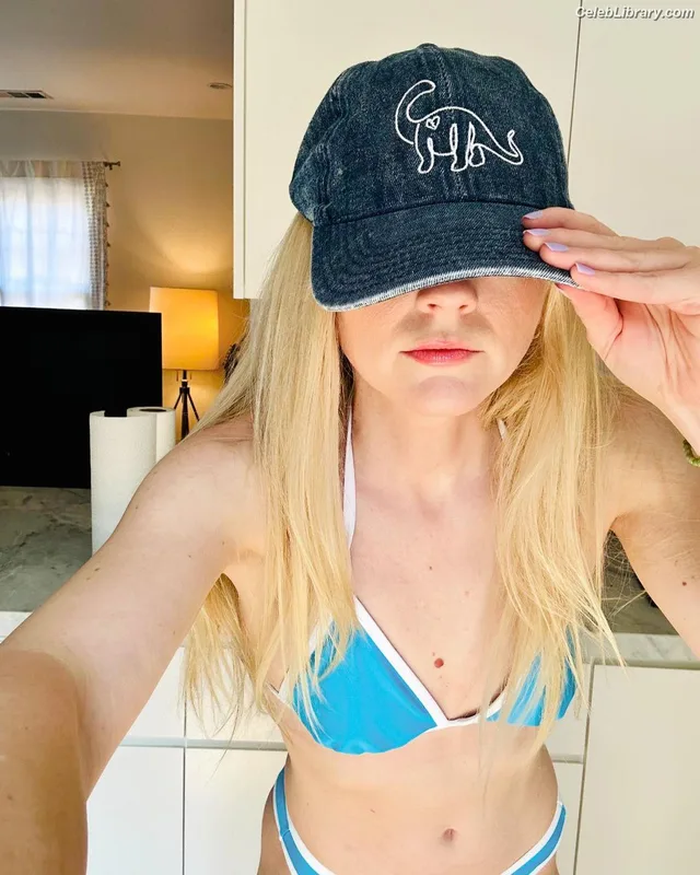 Emily Kinney photo 4 of 191