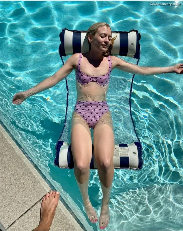 Emily Kinney photo 8 of 191