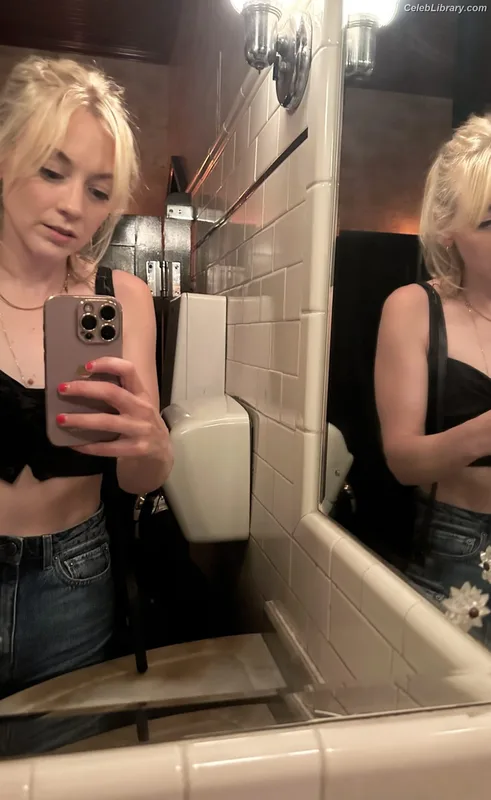 Emily Kinney photo 14 of 191