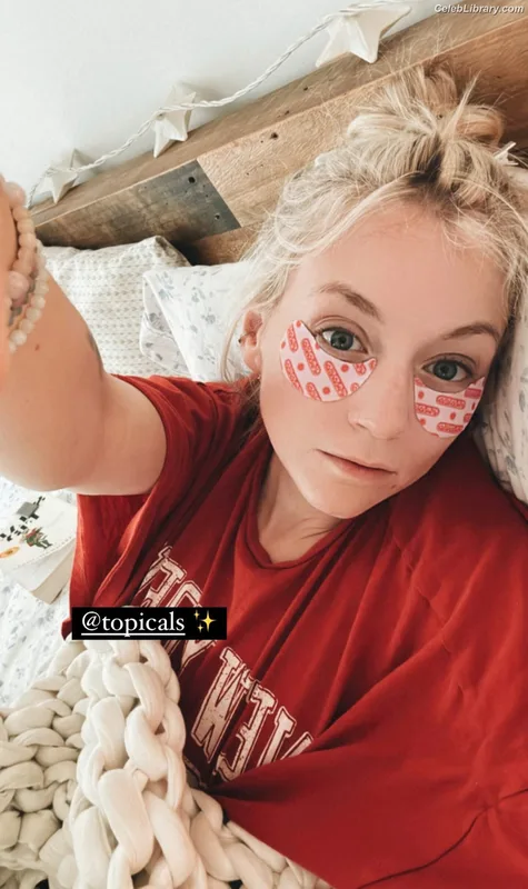 Emily Kinney photo 16 of 191