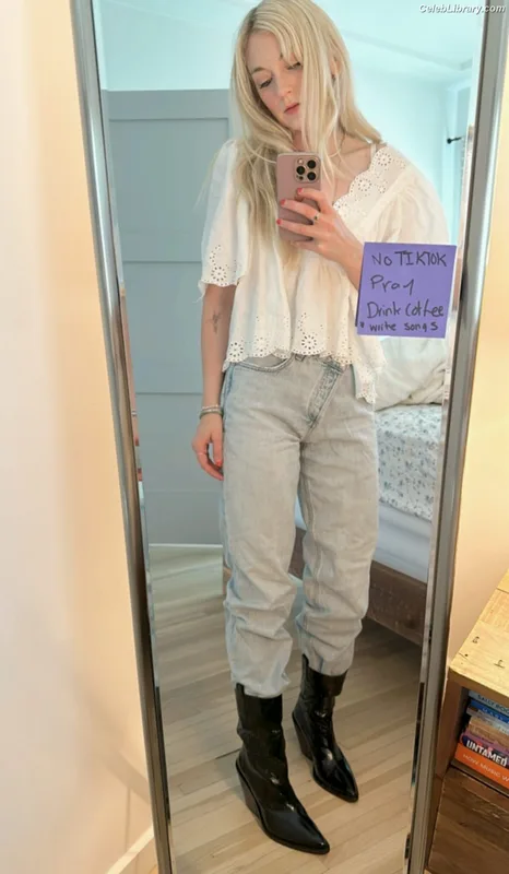 Emily Kinney photo 19 of 191
