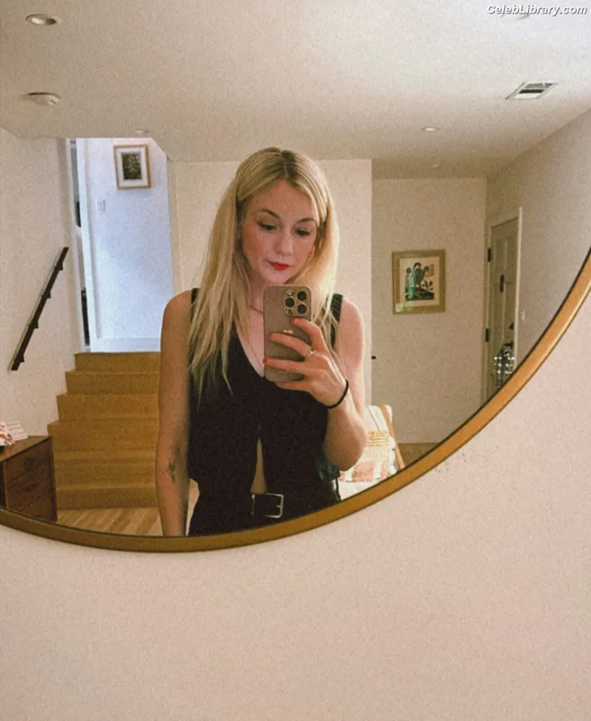 Emily Kinney photo 22 of 191