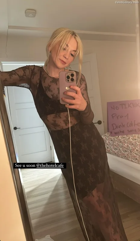 Emily Kinney photo 24 of 191