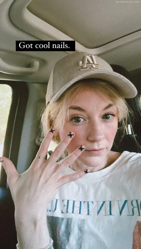 Emily Kinney photo 2 of 191