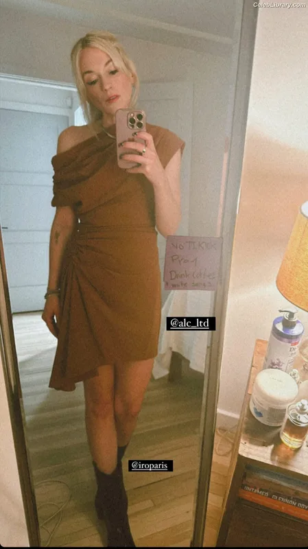 Emily Kinney photo 3 of 191