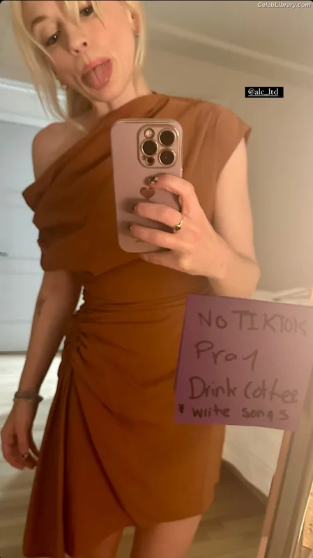 Emily Kinney photo 4 of 191