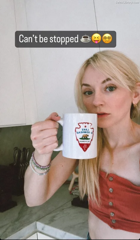Emily Kinney photo 5 of 191