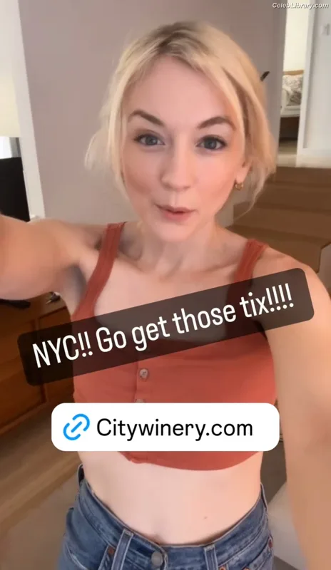 Emily Kinney photo 6 of 191