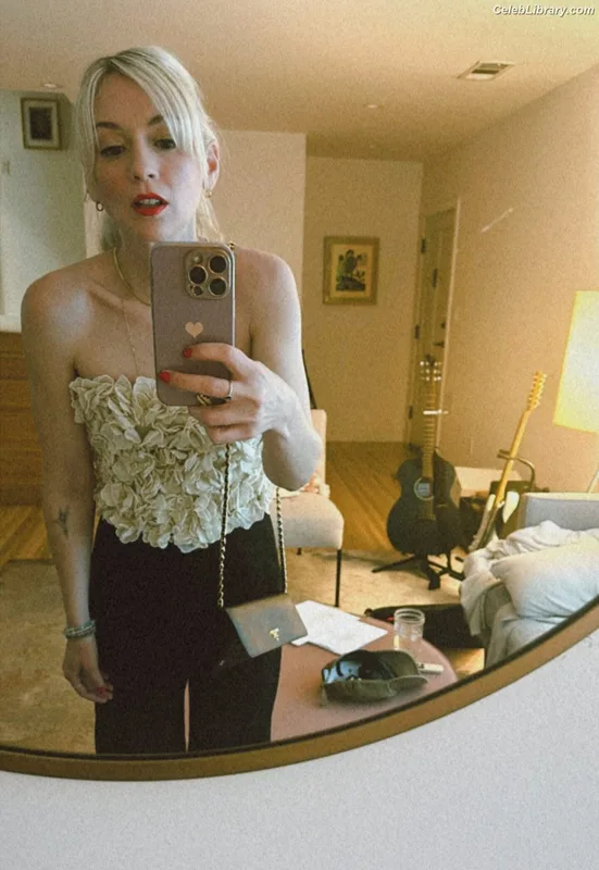 Emily Kinney photo 9 of 191