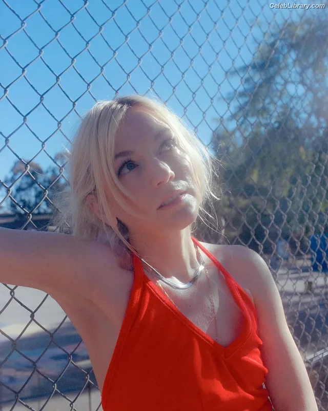 Emily Kinney photo 16 of 191