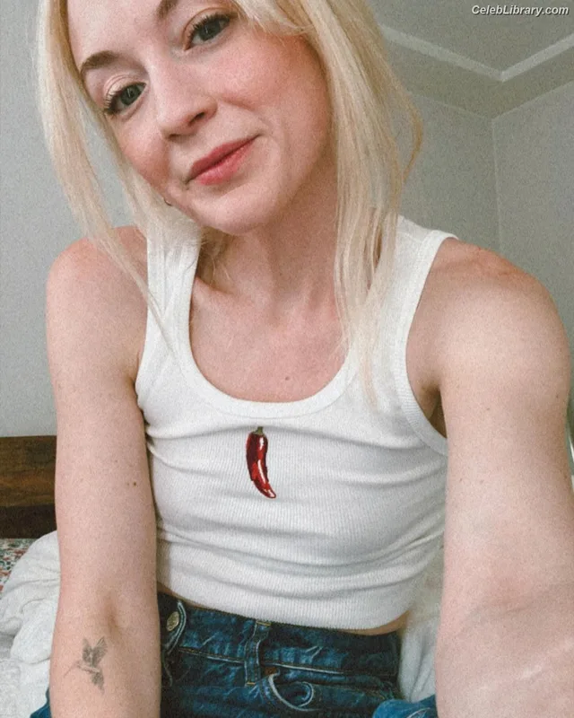 Emily Kinney photo 18 of 191