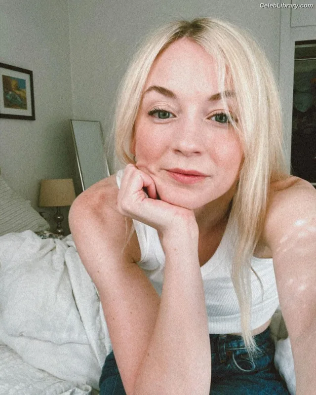 Emily Kinney photo 19 of 191