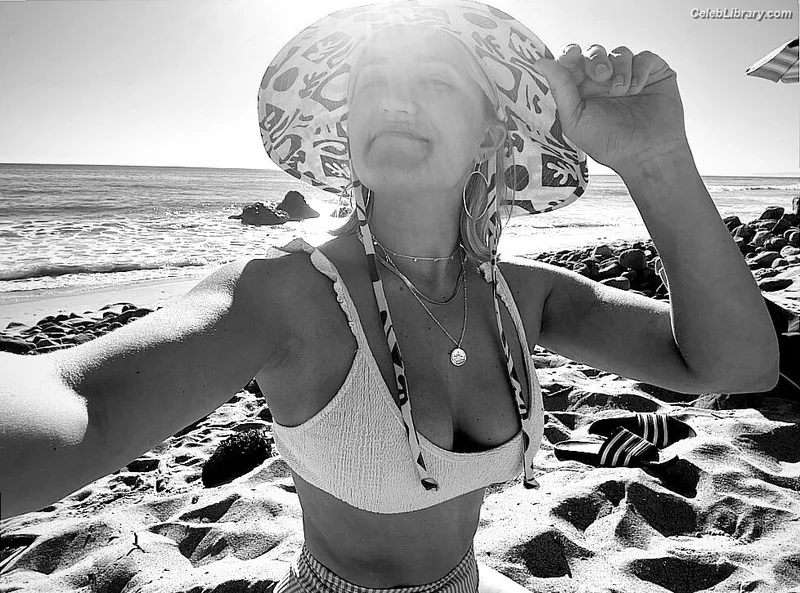 Emily Osment photo 8 of 419