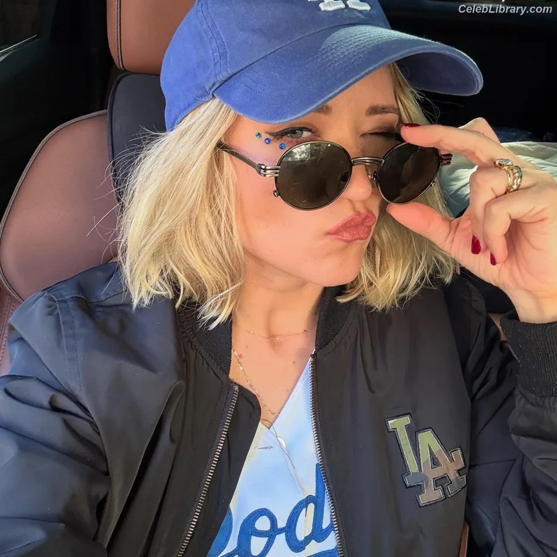 Emily Osment photo 23 of 419