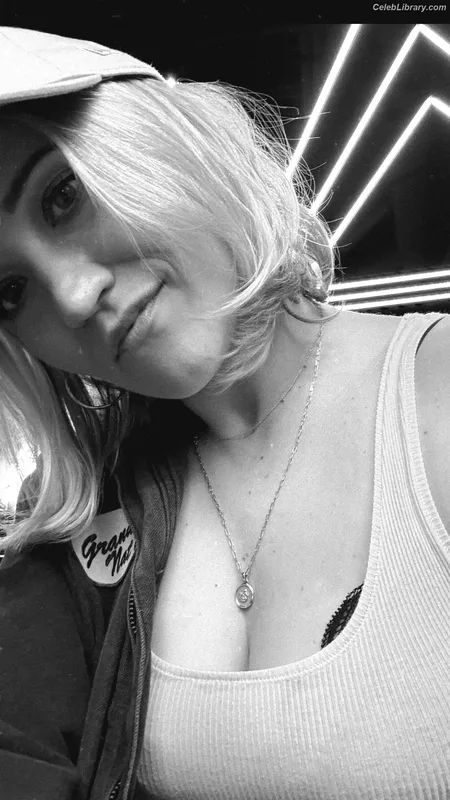 Emily Osment photo 8 of 419