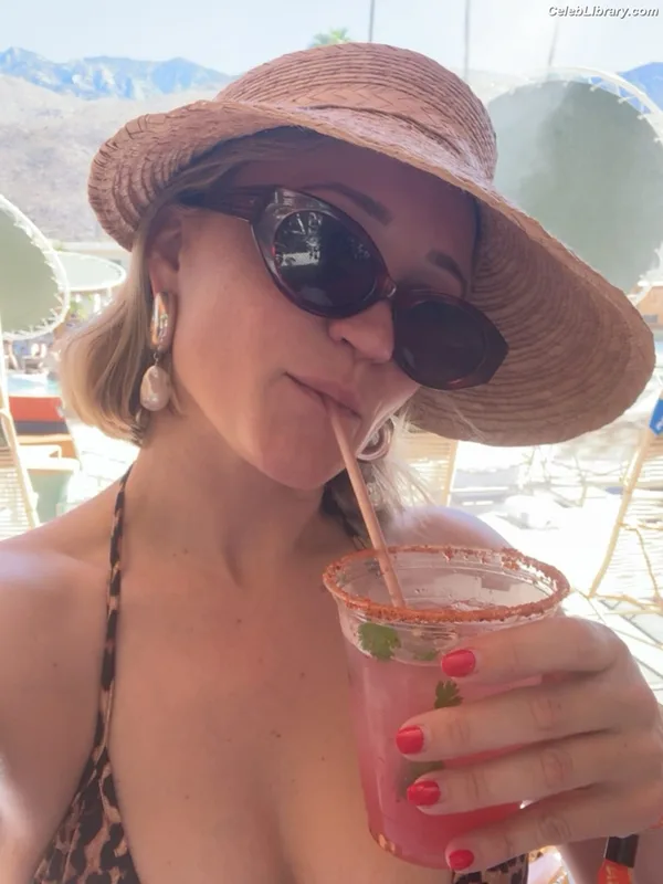Emily Osment photo 2 of 419