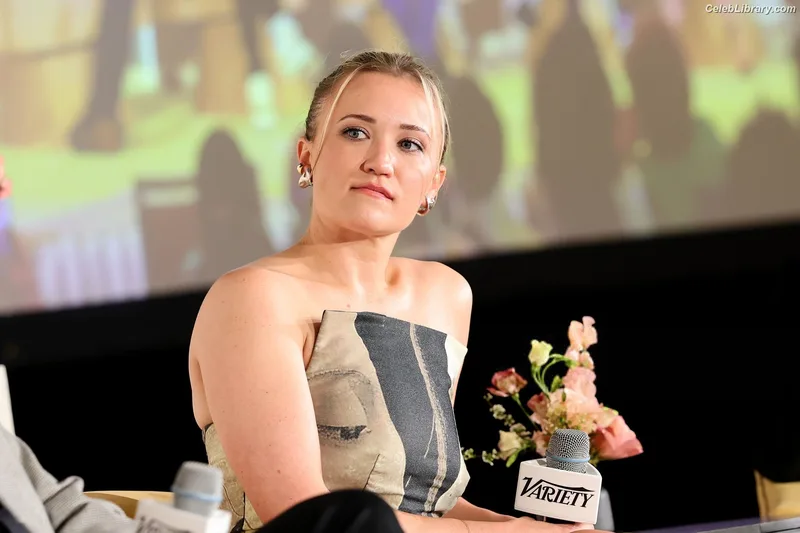 Emily Osment photo 19 of 419