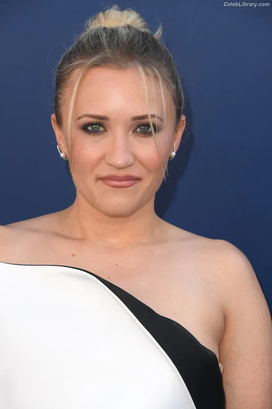 Emily Osment photo 4 of 419