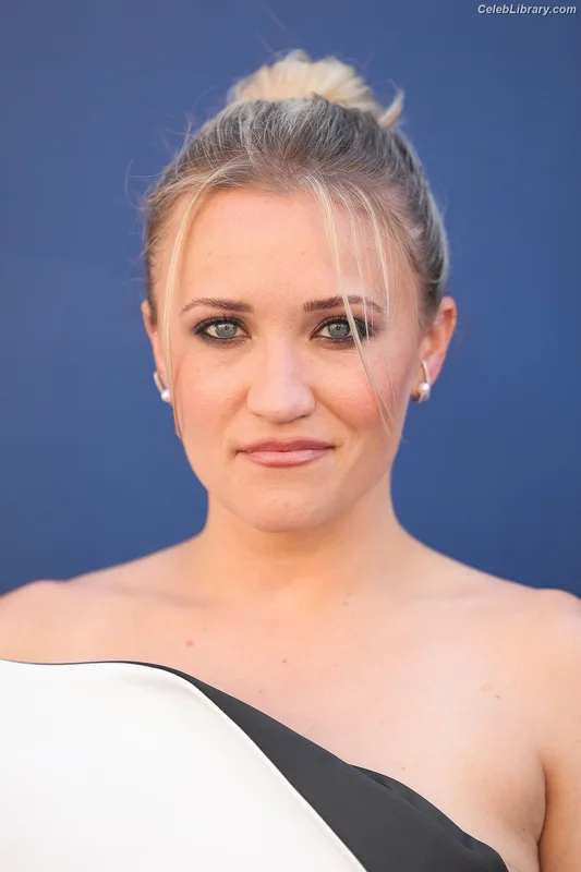 Emily Osment photo 13 of 419