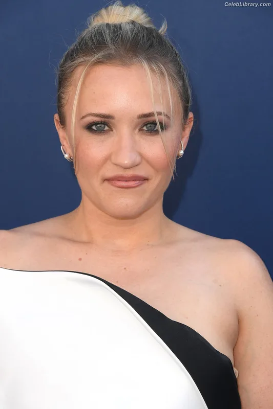 Emily Osment photo 16 of 419