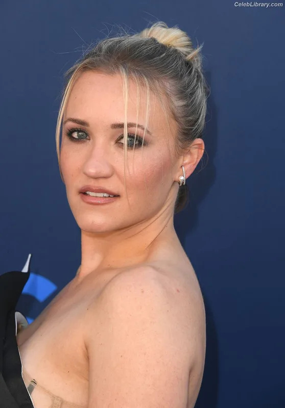 Emily Osment photo 18 of 419