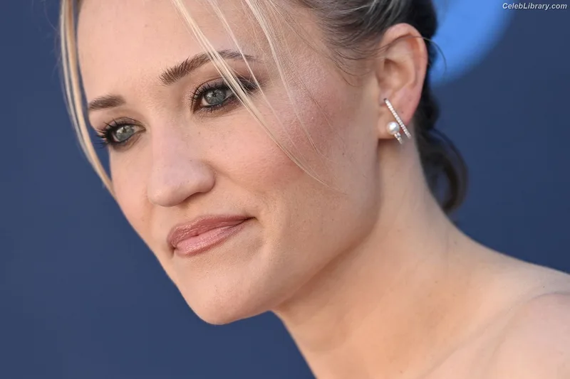 Emily Osment photo 2 of 419