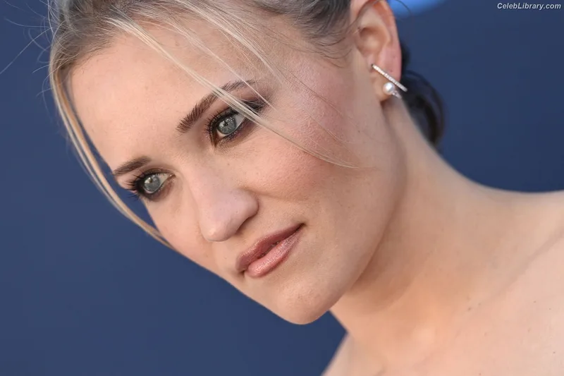 Emily Osment photo 3 of 419