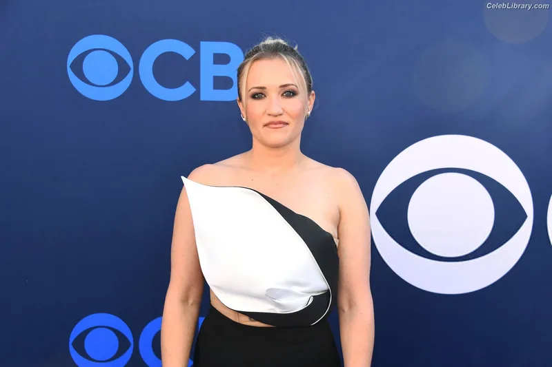 Emily Osment photo 4 of 419
