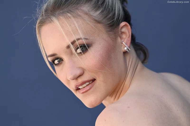 Emily Osment photo 5 of 419