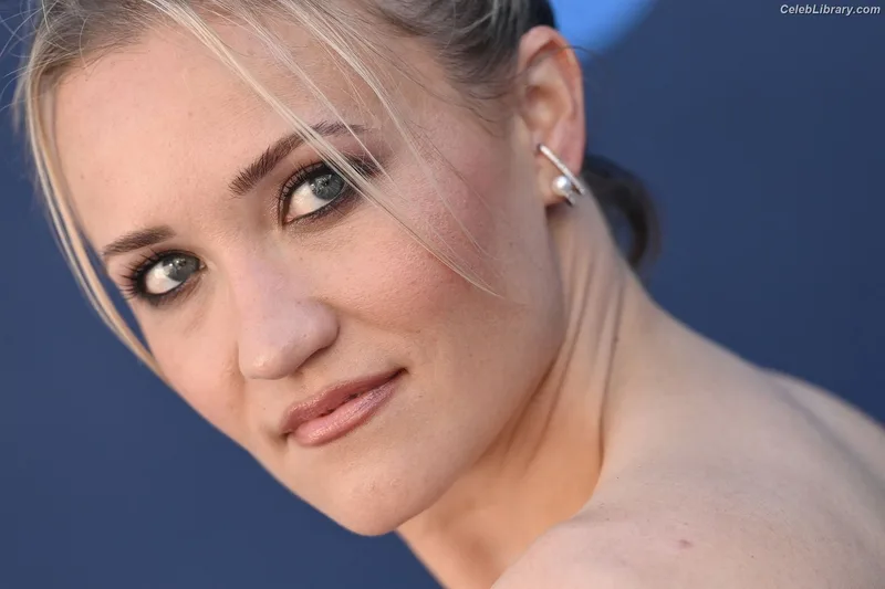 Emily Osment photo 6 of 419