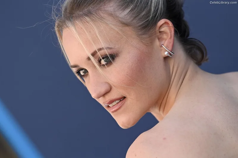 Emily Osment photo 7 of 419