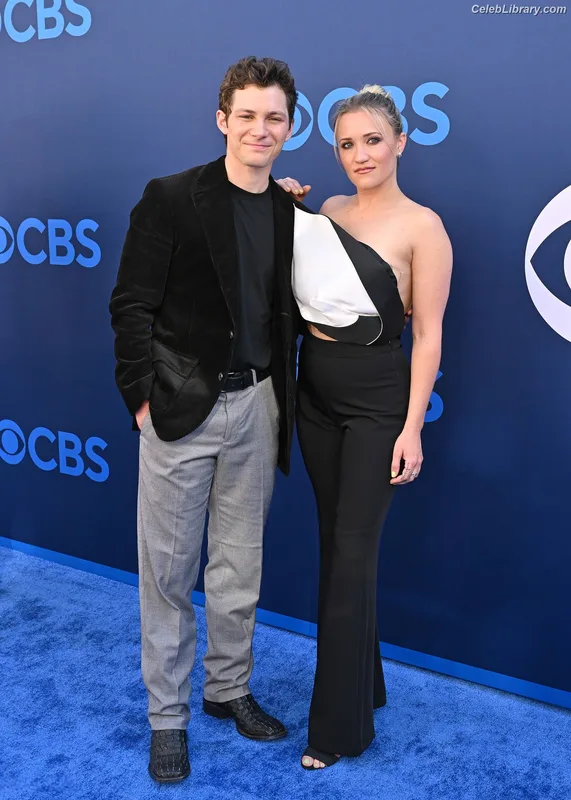 Emily Osment photo 14 of 419