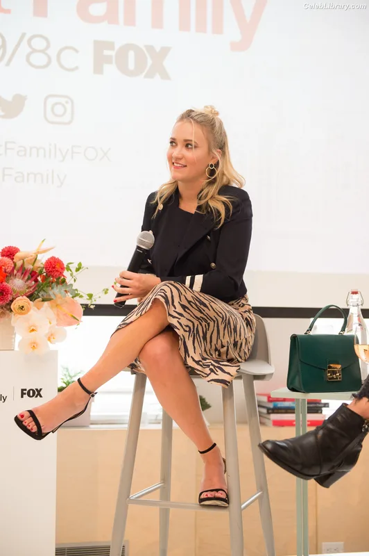 Emily Osment photo 8 of 419