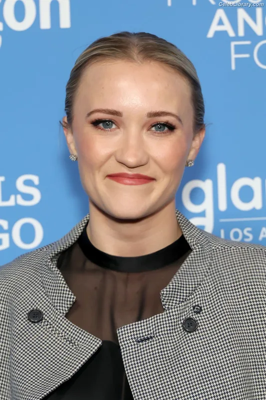 Emily Osment photo 17 of 419