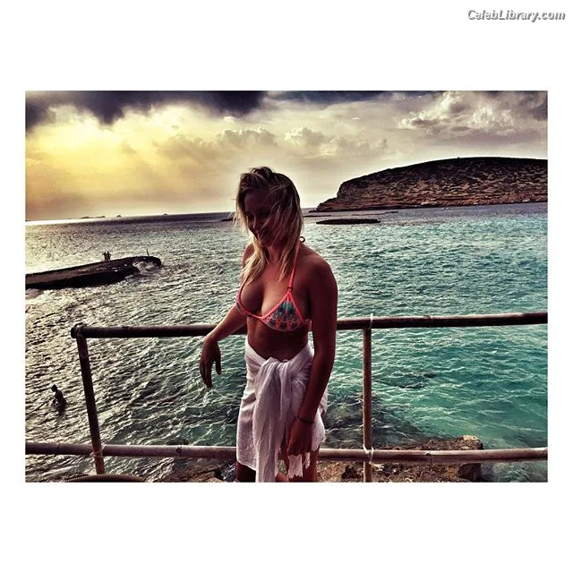 Emily Osment photo 21 of 419