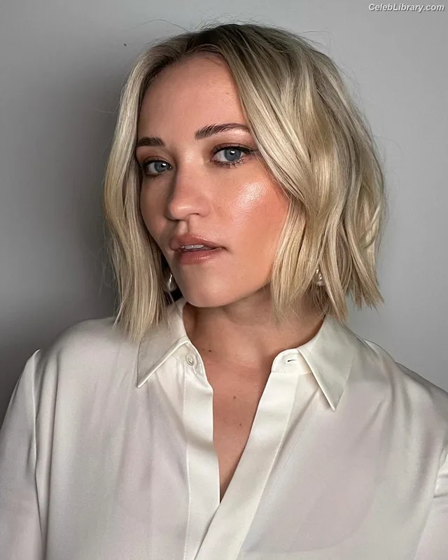 Emily Osment photo 2 of 419