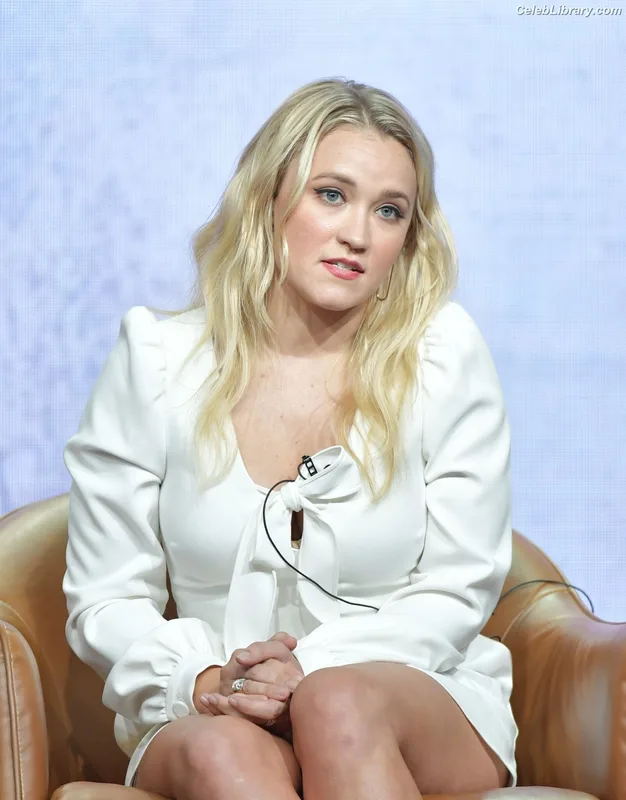 Emily Osment photo 5 of 419