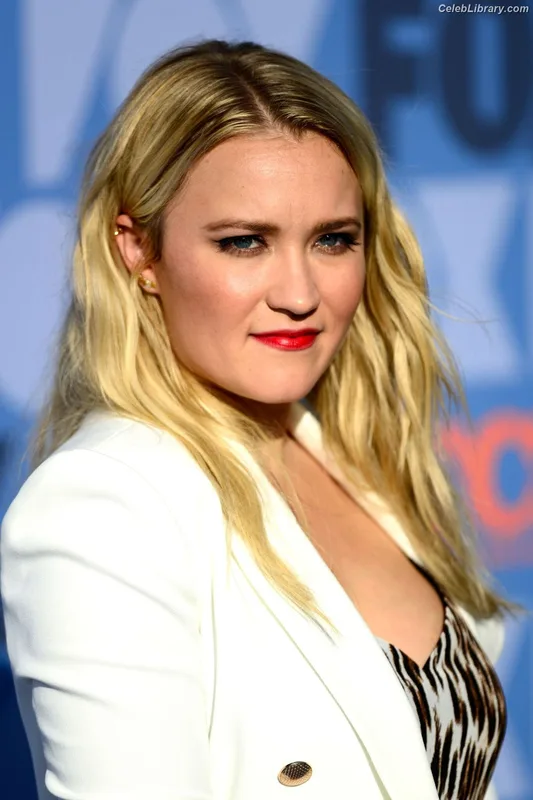 Emily Osment photo 7 of 419