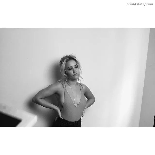 Emily Osment photo 10 of 419
