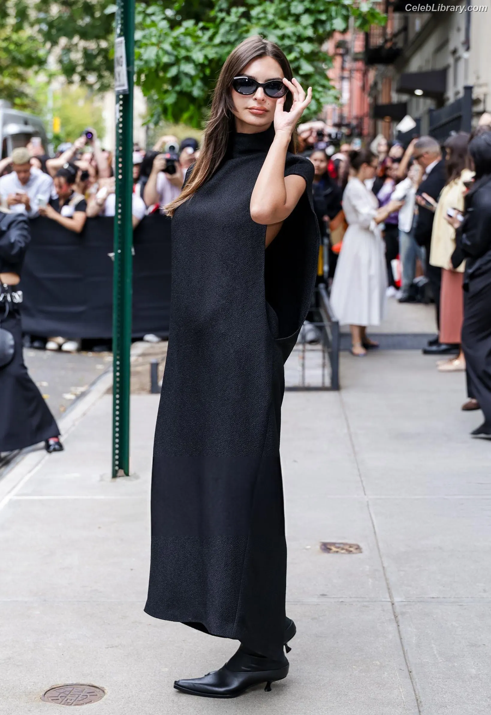 Emily Ratajkowski photo 21 of 3967