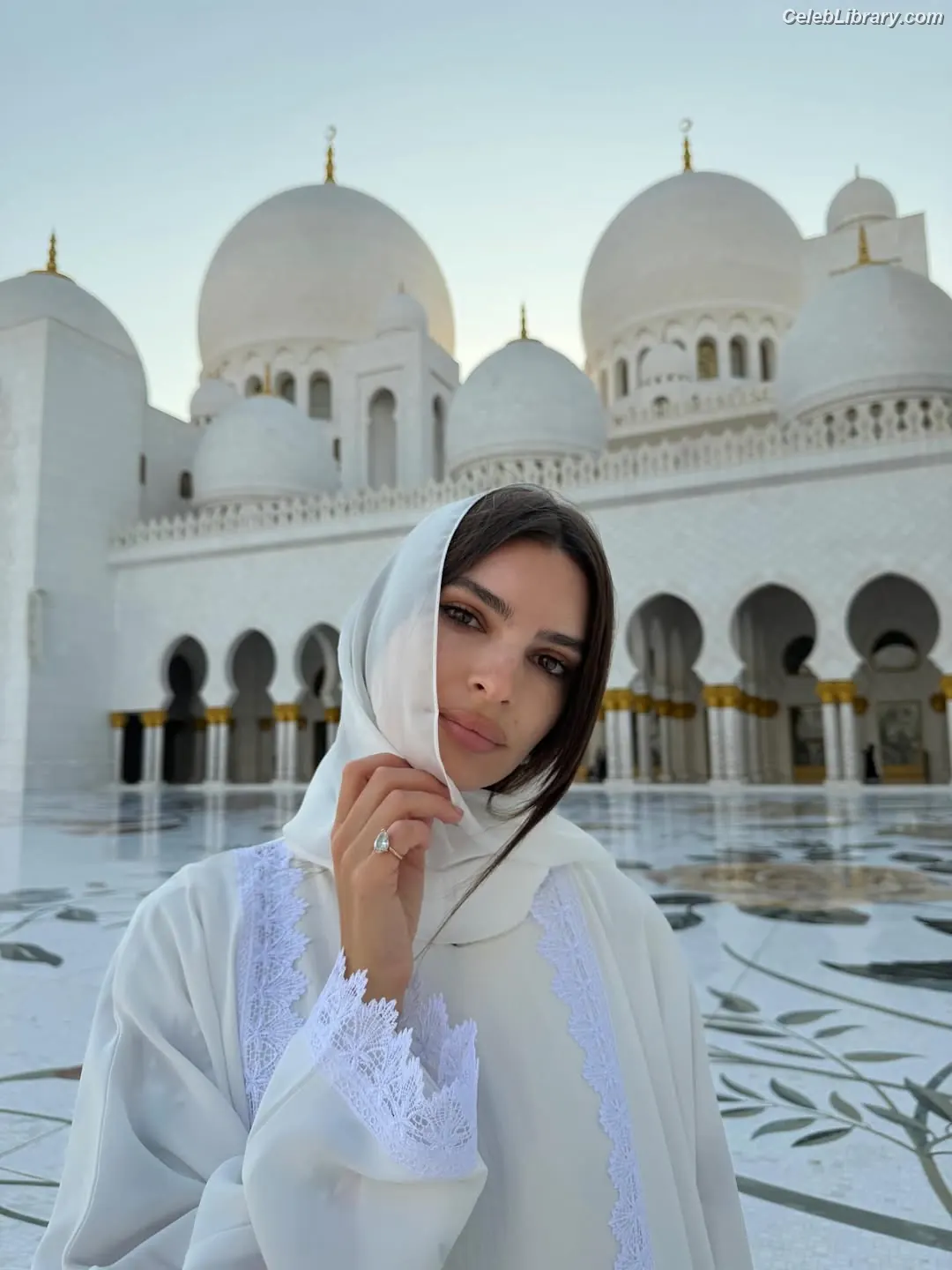 Emily Ratajkowski photo 4 of 3967