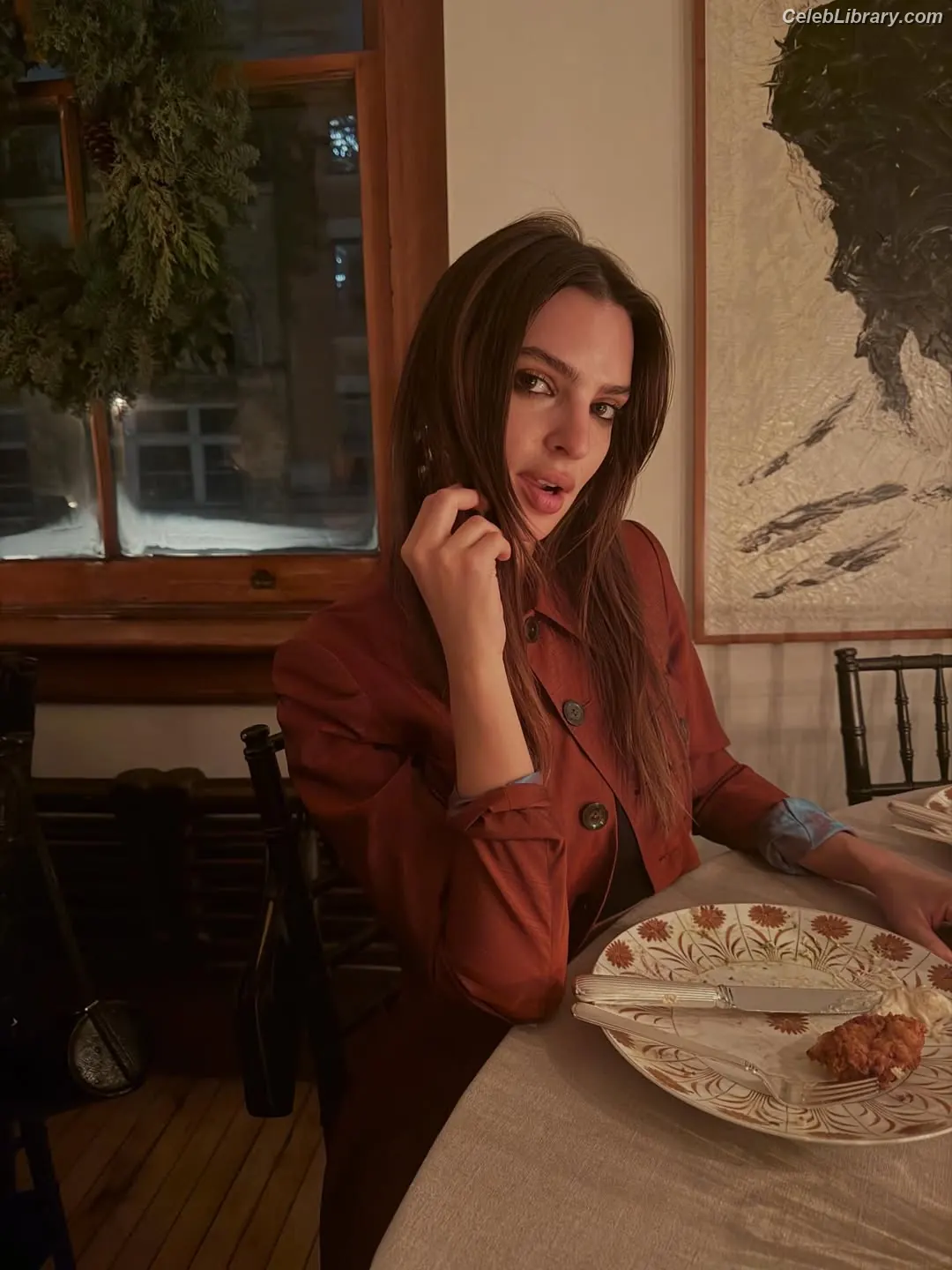 Emily Ratajkowski photo 1 of 3967