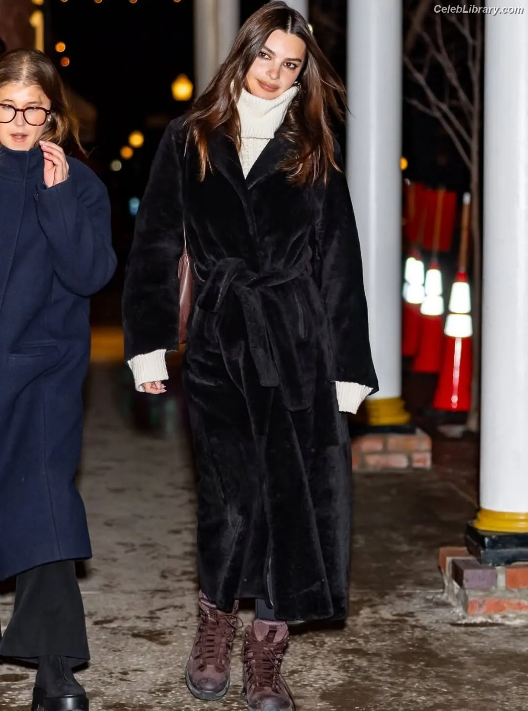 Emily Ratajkowski photo 8 of 3967
