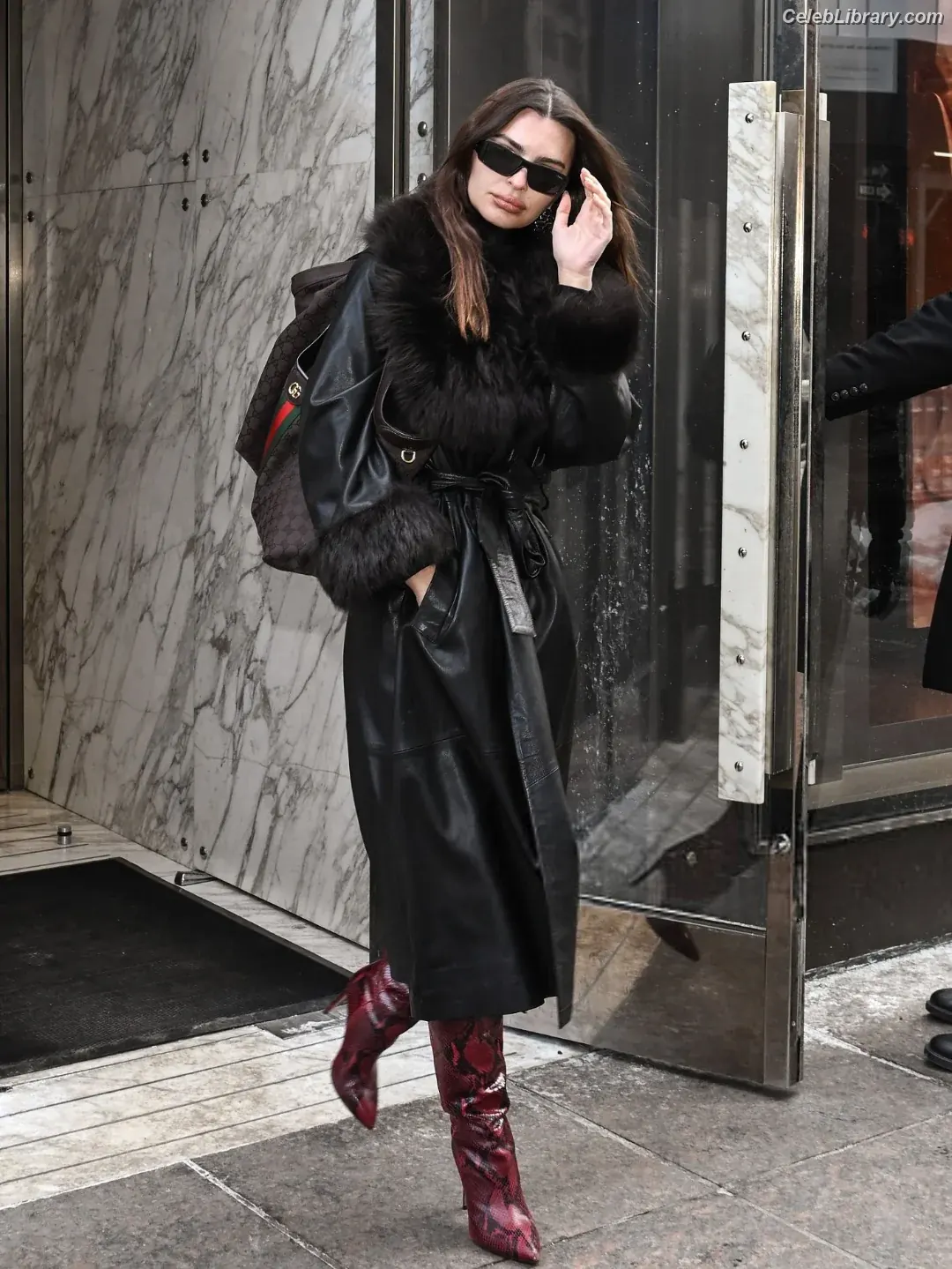 Emily Ratajkowski photo 24 of 3967