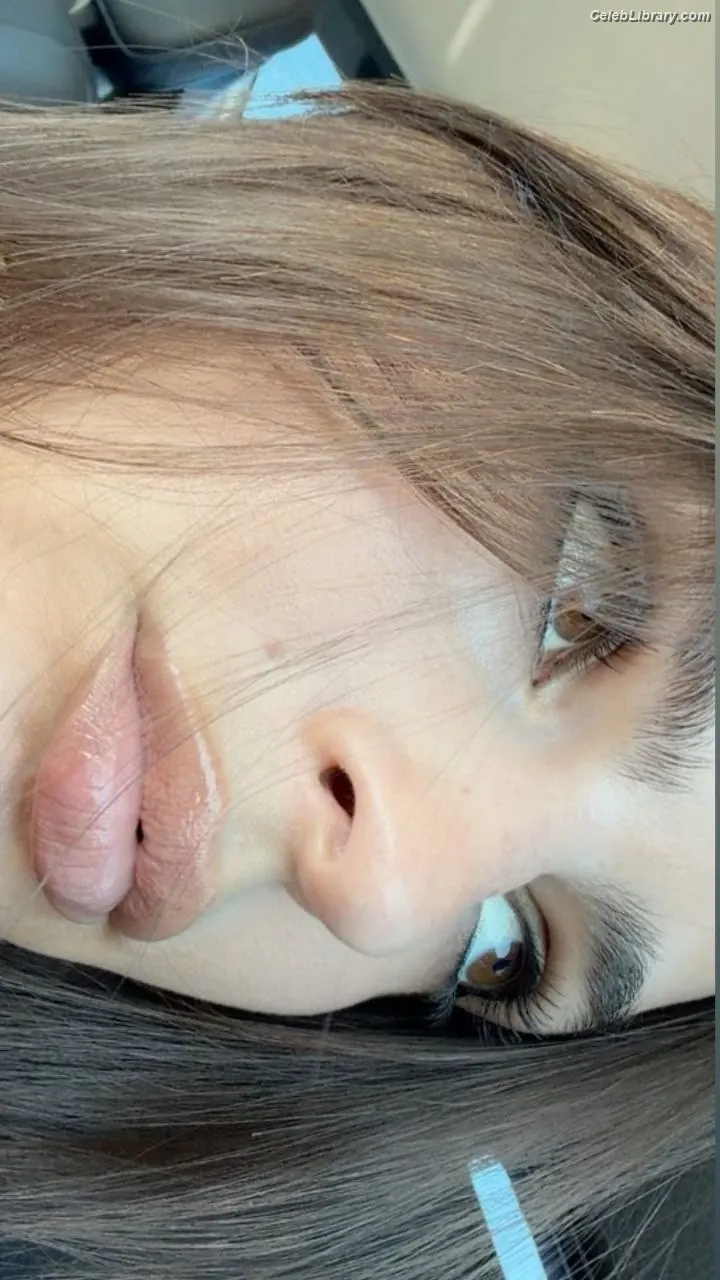 Emily Ratajkowski photo 11 of 3967