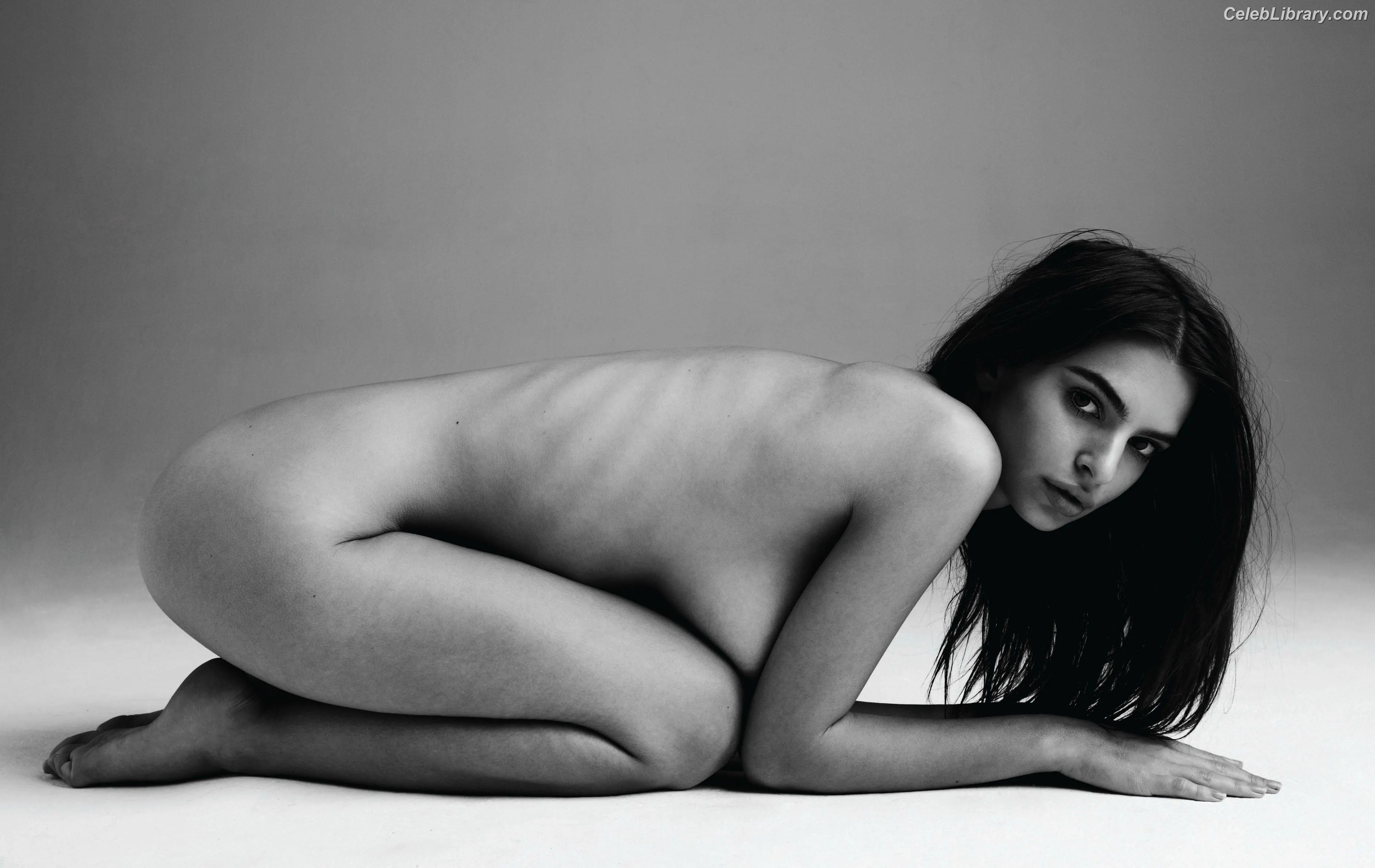 Emily Ratajkowski photo 13 of 3967