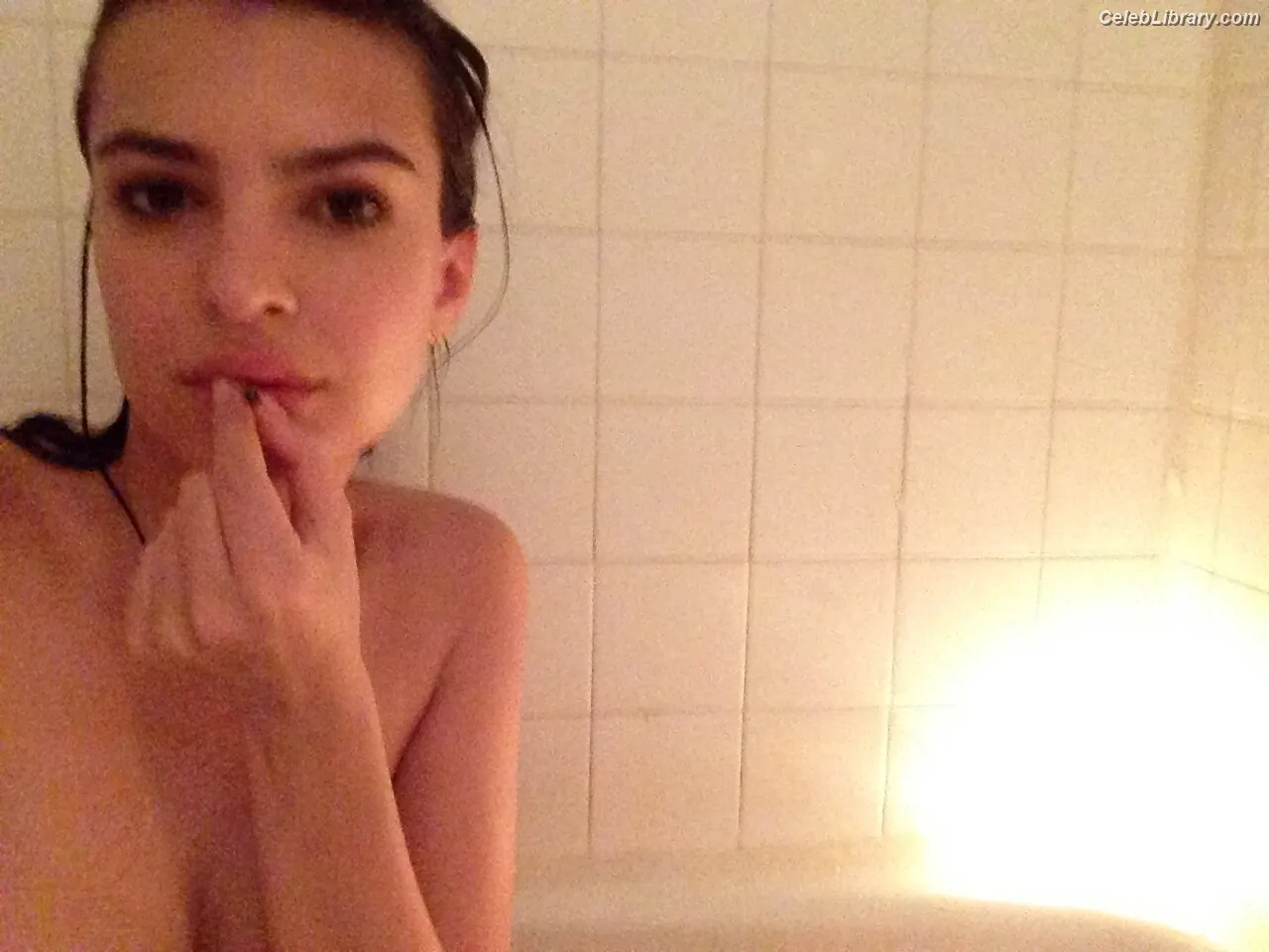 Emily Ratajkowski photo 5 of 3967